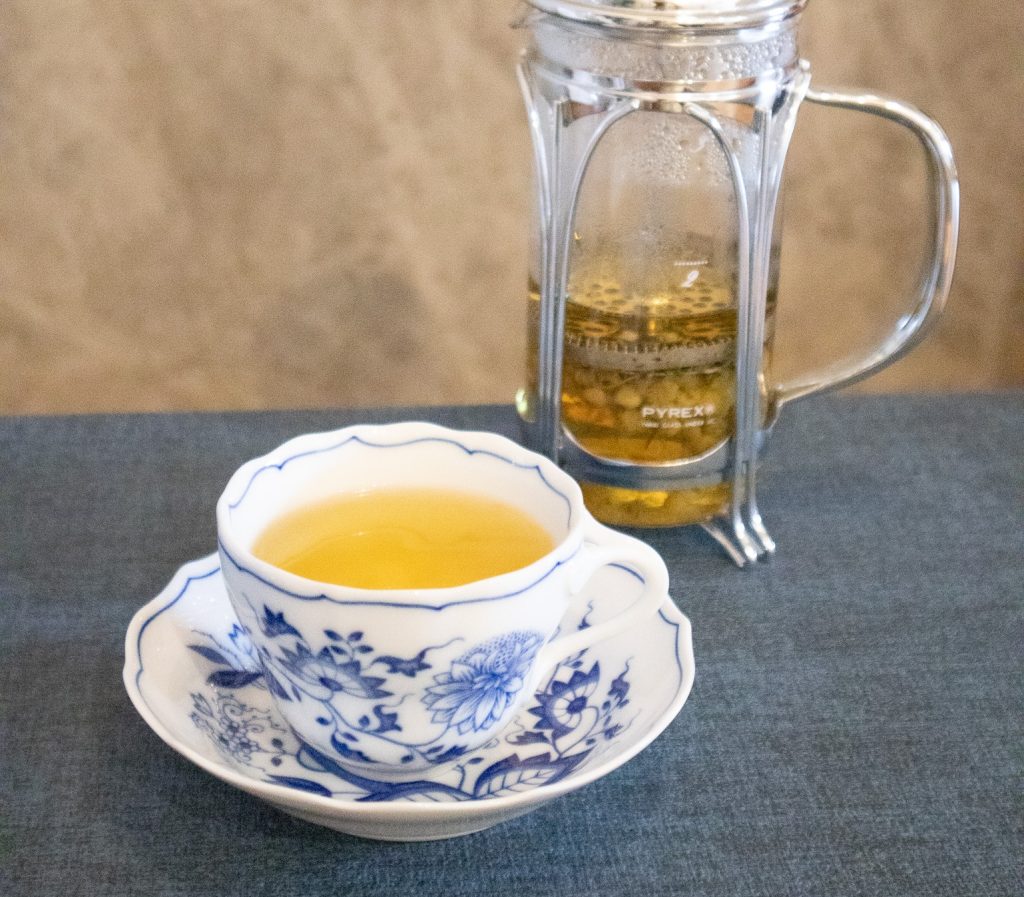 ポットとカップに入った紅茶